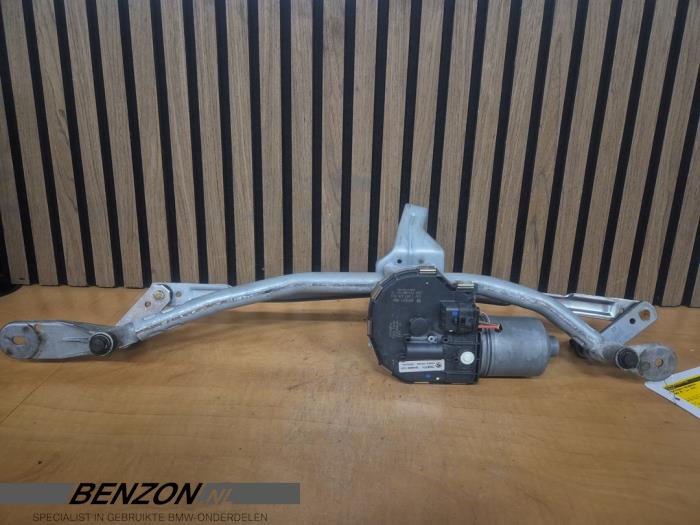 Windshield wiper linkage and motor