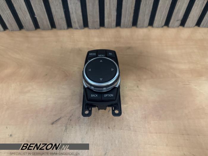 Używane Przycisk I-Drive BMW 3 serie (F30) 316d 2.0 16V Cena € 45,99 Procedura marży oferowane przez Benzon Autodemontage