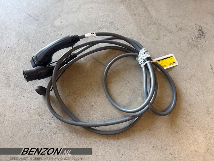 Usados Cable de carga vehículo híbrido BMW iX1 (U11) eDrive20 67 kWh Precio € 149,99 Norma de margen ofrecido por Benzon Autodemontage