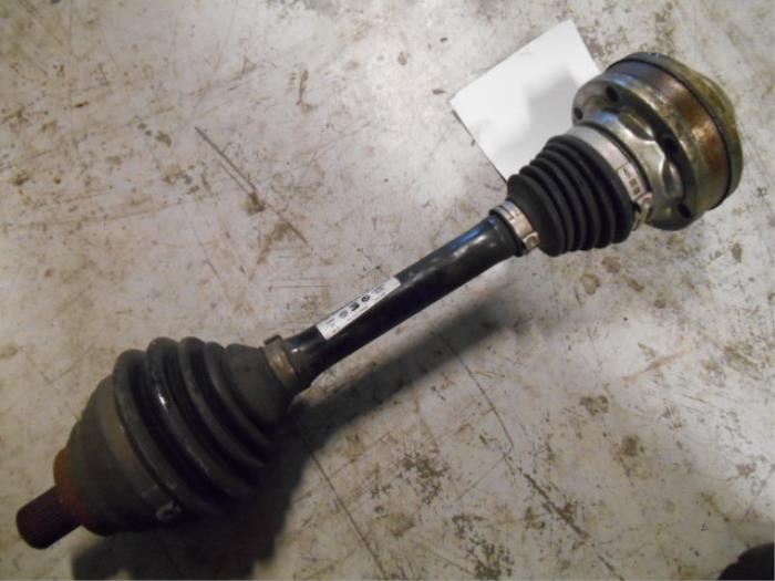 Front drive shaft, left from a Volkswagen Golf 2009