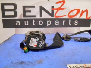 Used Rear seatbelt, left Mercedes E-Klasse Price on request offered by Benzon Autodemontage