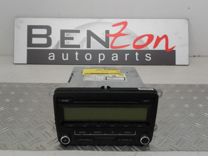 Radio CD player from a Volkswagen Passat 2009