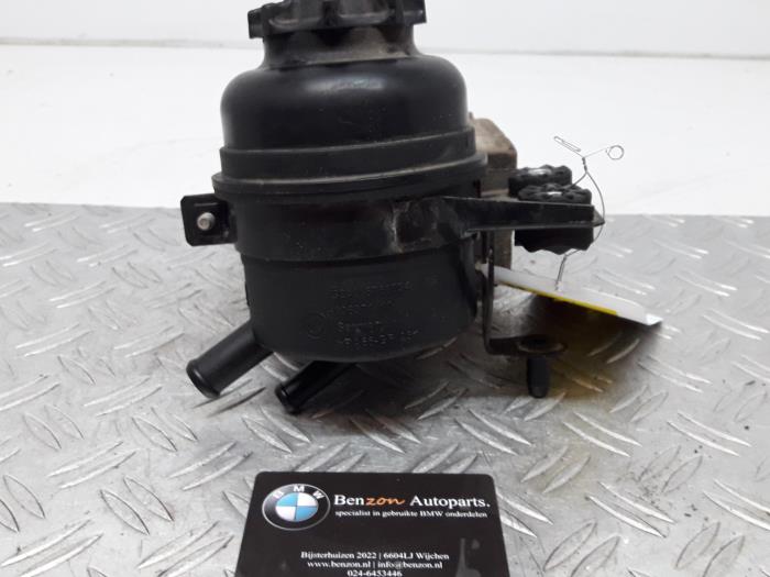 Power steering fluid reservoir from a BMW 3-Serie 2011