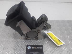 Used Power steering pump BMW 7-Serie Price on request offered by Benzon Autodemontage
