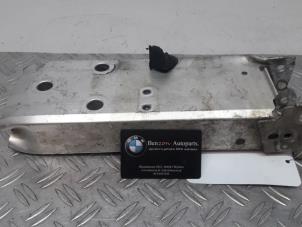 Used Front bumper bracket, left BMW 323 Price on request offered by Benzon Autodemontage
