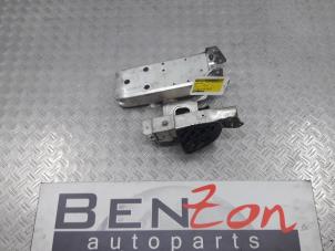 Used Front bumper bracket, right BMW 3-Serie Price on request offered by Benzon Autodemontage
