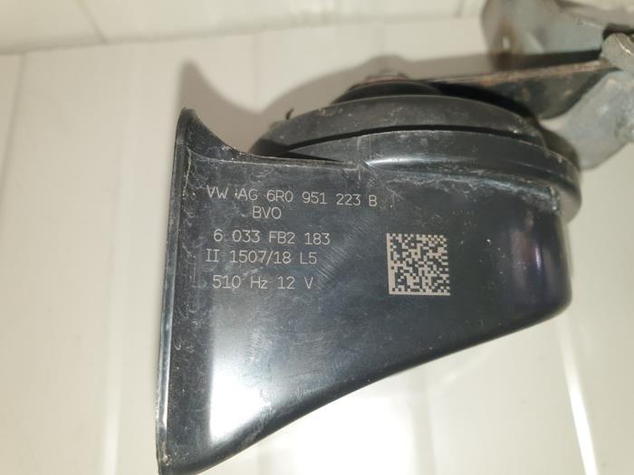 Horn from a Volkswagen Polo V (6R) 1.2 12V BlueMotion Technology 2010