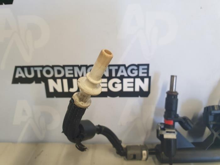 Fuel injector nozzle from a Peugeot 207 CC (WB) 1.6 16V 2009