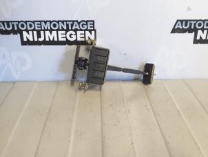 Używane Ogranicznik drzwi lewych tylnych wersja 4-drzwiowa Mercedes E (W211) 1.8 E-200 K 16V Cena na żądanie oferowane przez Autodemontage Nijmegen