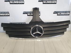 Used Grille Mercedes C Sportcoupé (C203) Price on request offered by Autodemontage Nijmegen