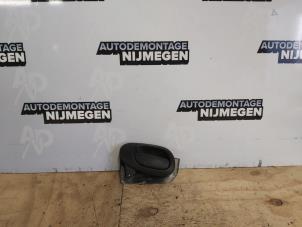 Usagé Poignée portière 2portes gauche Peugeot 206 (2A/C/H/J/S) 1.1 XN,XR Prix sur demande proposé par Autodemontage Nijmegen
