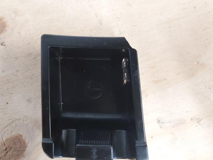 Front ashtray from a Mercedes-Benz A (W169) 2.0 A-200 5-Drs. 2004