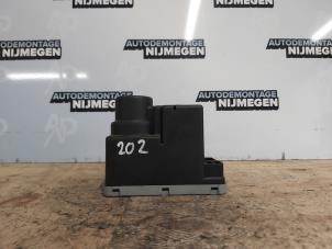 Używane Pompa prózniowa elektrycznego zamka drzwiowego Mercedes C (W202) 1.8 C-180 16V Cena na żądanie oferowane przez Autodemontage Nijmegen