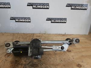 Used Wiper motor + mechanism Kia Soul I (AM) 1.6 GDI 16V Price on request offered by Autodemontage Nijmegen