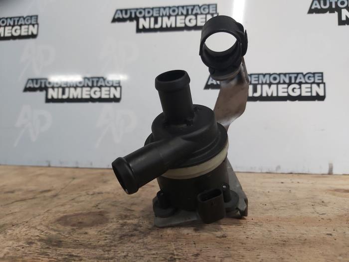 Water pump from a Opel Combo (Corsa C) 1.3 CDTI 16V 2011