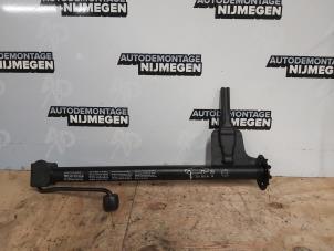 Used Jack Mercedes E (W210) 2.0 E-200K 16V Price on request offered by Autodemontage Nijmegen