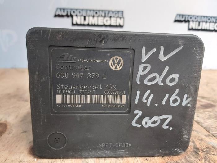 ABS pump from a Volkswagen Polo IV (9N1/2/3) 1.4 FSI 16V 2002