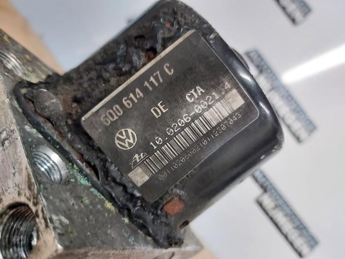 ABS pump from a Volkswagen Polo IV (9N1/2/3) 1.4 FSI 16V 2002