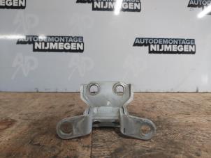 Używane Zawias drzwi prawych przednich Opel Karl 1.0 12V Cena na żądanie oferowane przez Autodemontage Nijmegen