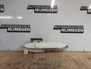 Używane Uchwyt drzwi prawych przednich wersja 4-drzwiowa Opel Karl 1.0 12V Cena na żądanie oferowane przez Autodemontage Nijmegen
