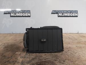 Używane Kratka wentylacyjna deski rozdzielczej Chrysler 300 C 2.7 V6 24V Cena na żądanie oferowane przez Autodemontage Nijmegen