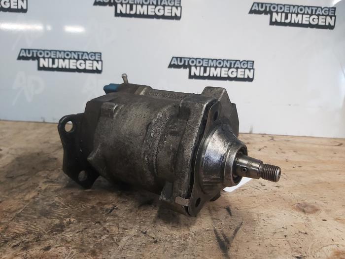 Mechanical fuel pump from a Ford Focus 1 Wagon 1.8 TDCi 100 2004