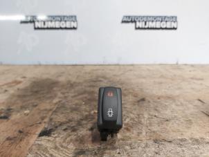 Used Central locking switch Renault Trafic New (EL) 1.9 dCi 100 16V Price on request offered by Autodemontage Nijmegen