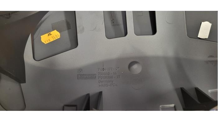 Embellecedor de cuentakilómetros de un BMW 1 serie (E87/87N) 116i 1.6 16V 2005