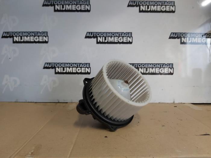 Heating and ventilation fan motor from a Hyundai i10 (F5) 1.2i 16V 2009