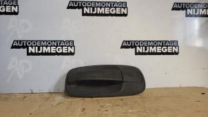 Używane Uchwyt tylnych drzwi samochodu dostawczego Renault Trafic New (FL) 1.9 dCi 100 16V Cena na żądanie oferowane przez Autodemontage Nijmegen