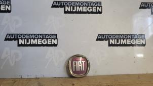 Gebrauchte Emblem Fiat Grande Punto 1.4 T-Jet 16V Esse Esse Preis auf Anfrage angeboten von Autodemontage Nijmegen