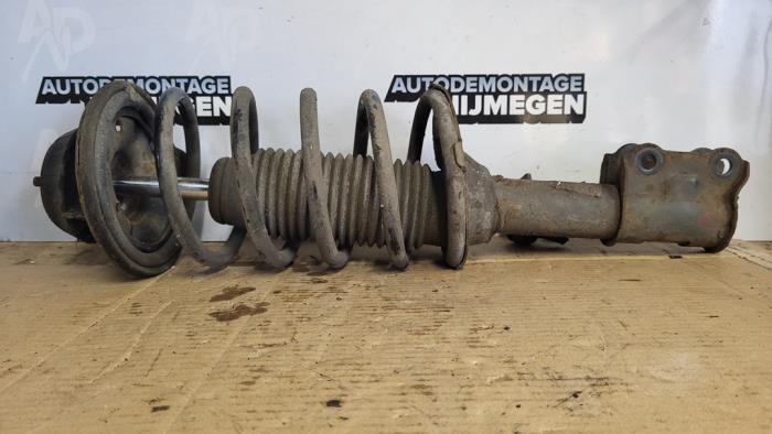 Fronts shock absorber, left from a Hyundai i10 (F5) 1.2i 16V 2009