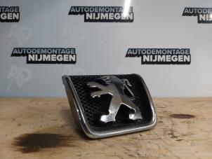 Używane Emblemat Peugeot 307 CC (3B) 1.6 16V Cena na żądanie oferowane przez Autodemontage Nijmegen