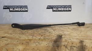Used Front wiper arm Renault Twingo II (CN) 1.2 16V Price on request offered by Autodemontage Nijmegen