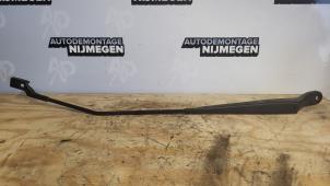 Used Front wiper arm Renault Twingo II (CN) 1.2 16V Price on request offered by Autodemontage Nijmegen