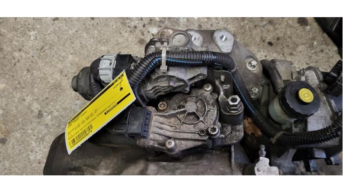 Usagé Robot commutation Opel Corsa C (F08/68) 1.2 16V Twin Port Prix sur demande proposé par Autodemontage Nijmegen