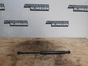 Usados Amortiguador de gas de capó izquierda BMW X5 (E53) 3.0d 24V Precio de solicitud ofrecido por Autodemontage Nijmegen