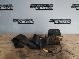 Used Seatbelt tensioner, right Volkswagen Caddy III (2KA,2KH,2CA,2CH) 1.9 TDI 4Motion Price on request offered by Autodemontage Nijmegen