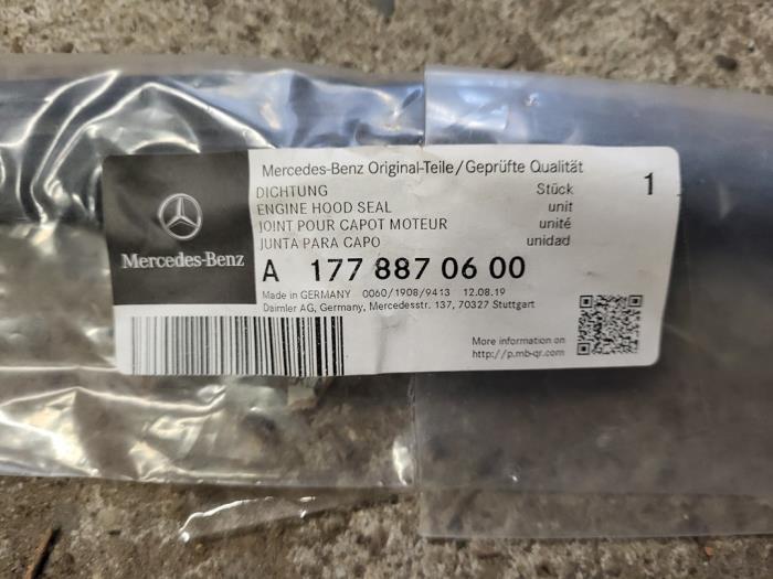 Guma pokrywy silnika z Mercedes-Benz A (177.0) 1.3 A-160 Turbo 16V 2018