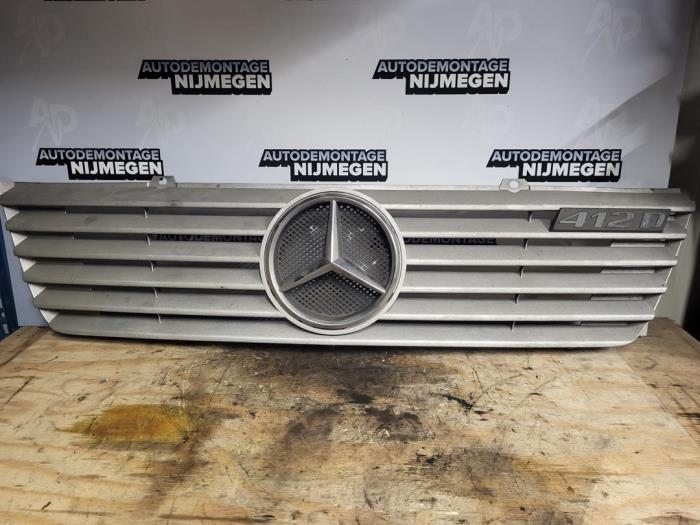 Używane Grill Mercedes Sprinter 4t (904) 412D Cena na żądanie oferowane przez Autodemontage Nijmegen