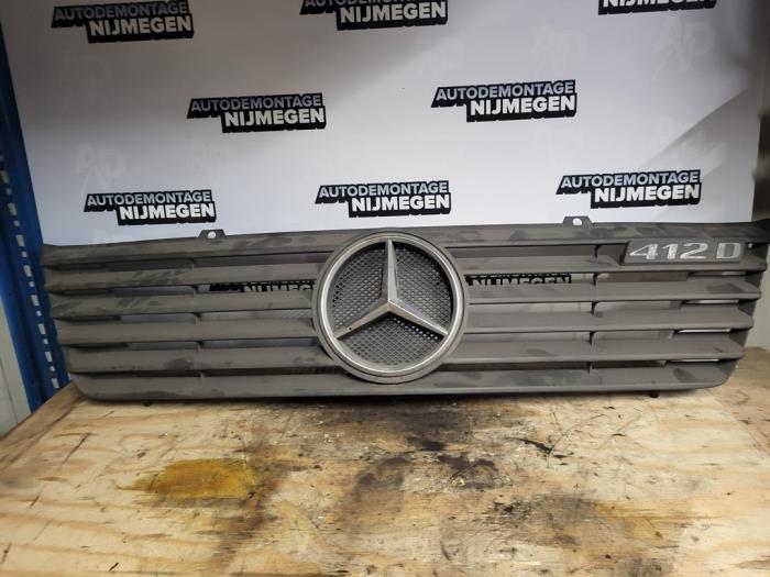 Używane Grill Mercedes Sprinter 4t (904) 412D Cena na żądanie oferowane przez Autodemontage Nijmegen