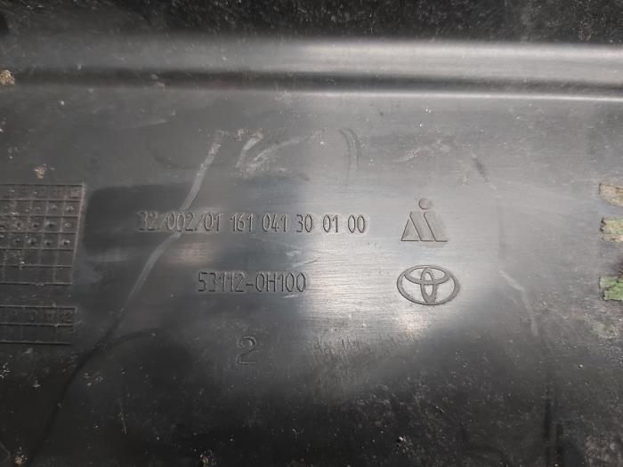 Bumper grille from a Toyota Aygo (B10) 1.0 12V VVT-i 2012