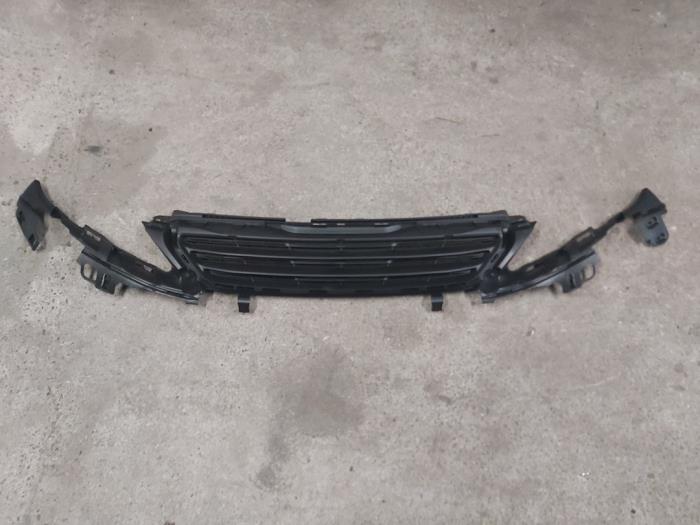 Nowe Grill Peugeot 308 (L3/L8/LB/LH/LP) 1.2 12V e-THP PureTech 110 Cena na żądanie oferowane przez Autodemontage Nijmegen