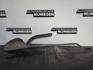 Used Front wiper arm Mercedes C (W203) 2.2 C-200 CDI 16V Price on request offered by Autodemontage Nijmegen