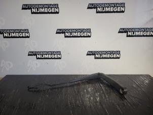 Used Front wiper arm Mercedes C (W203) 2.0 C-180 16V Price on request offered by Autodemontage Nijmegen