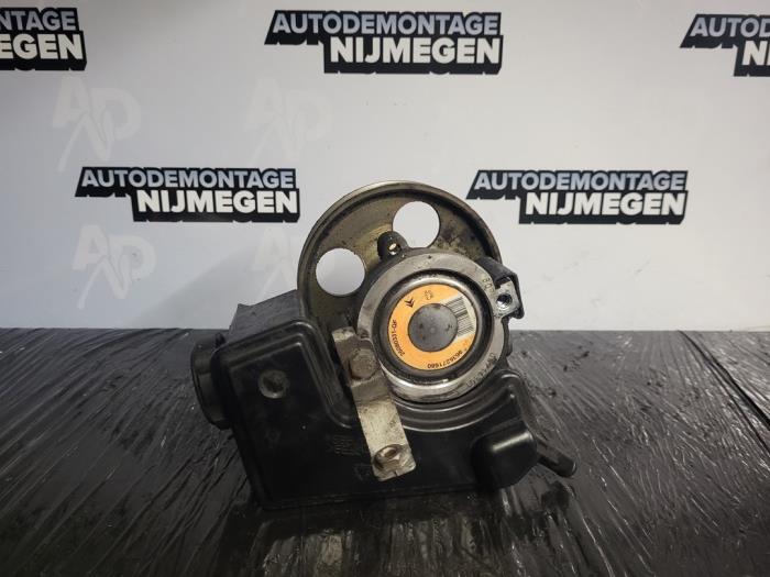 Power steering pump from a Citroën Xsara Picasso (CH) 1.8 16V 2001