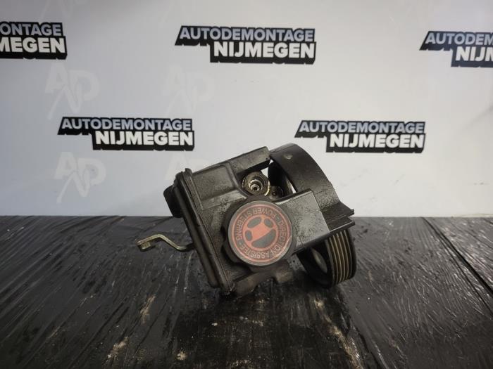 Power steering pump from a Citroën Xsara Picasso (CH) 1.8 16V 2002