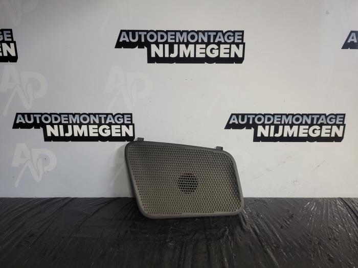 Speaker from a Peugeot 108 1.0 12V 2020