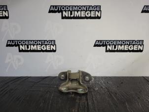 Usagé Charnière porte avant droite Peugeot 108 1.0 12V Prix sur demande proposé par Autodemontage Nijmegen