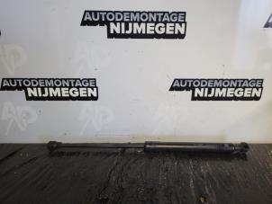 Używane Amortyzator gazowy pokrywy silnika lewy Renault Kangoo/Grand Kangoo (KW) 1.5 Blue dCi 95 Cena na żądanie oferowane przez Autodemontage Nijmegen